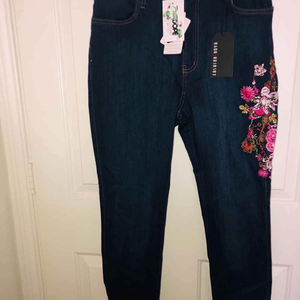 FashionNova Embroidered Jeans (2X)